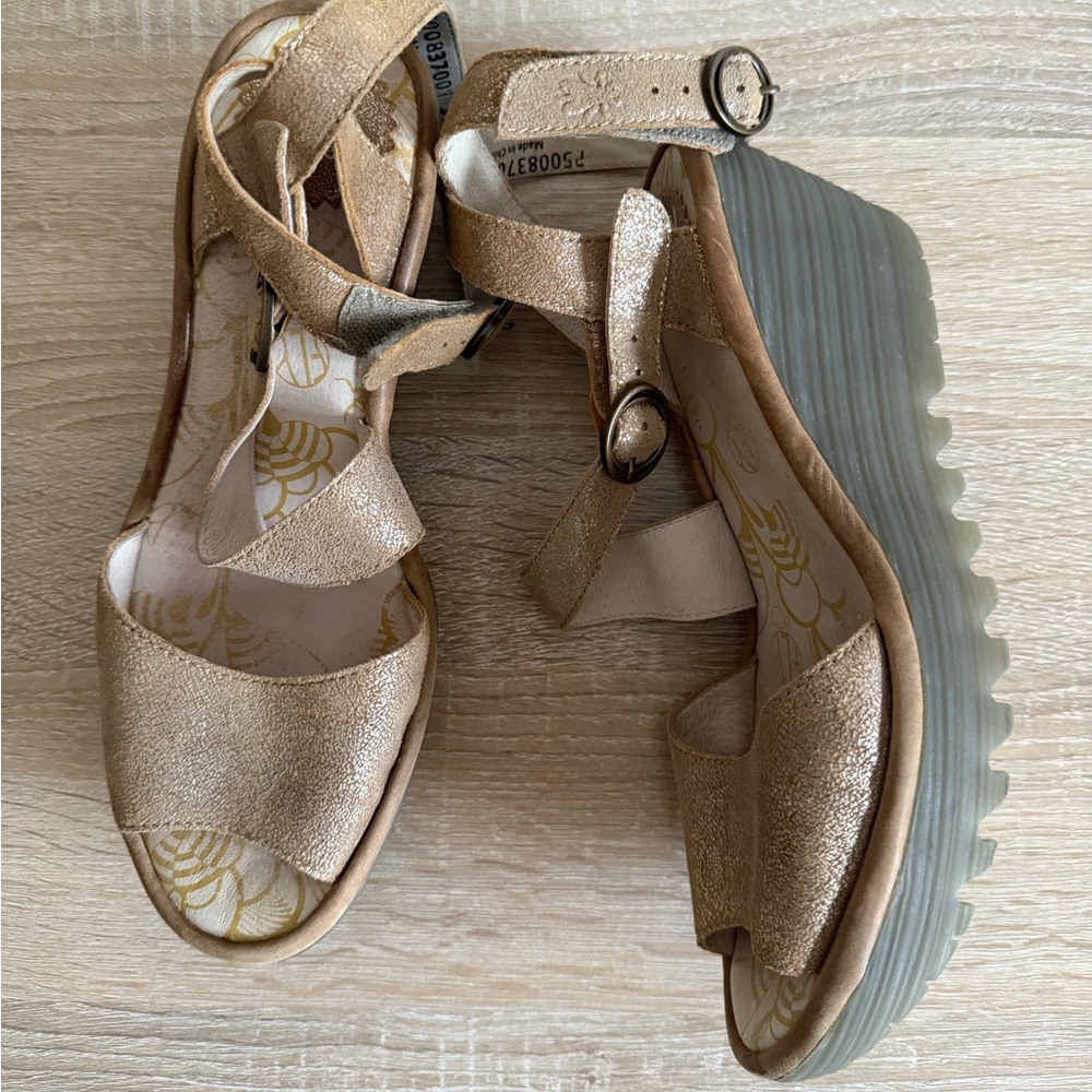 Fly London Yora gold leather peep toe wedge sandals Women’s Sz 39/8-8.5 - Picture 3 of 5